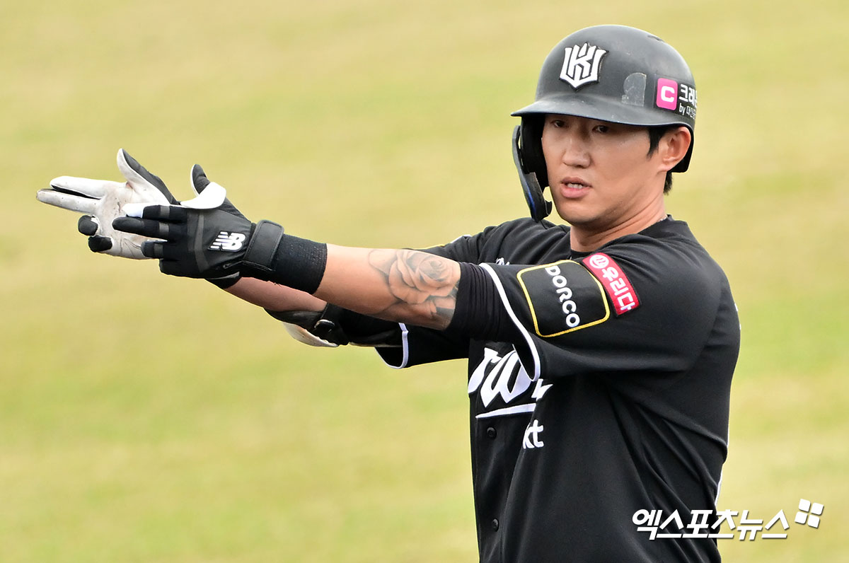 KT 위즈 외야수 김민혁이 일본 오키나와 스프링캠프 연습경기에서 세리머니하고 있다. 엑스포츠뉴스 DB