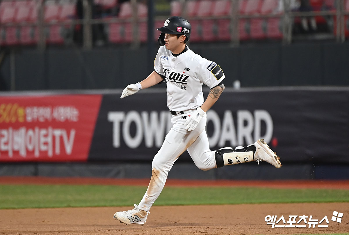 KT 위즈 외야수 김민혁이 지난해 정규시즌 경기에서 주루하고 있다. 엑스포츠뉴스 DB