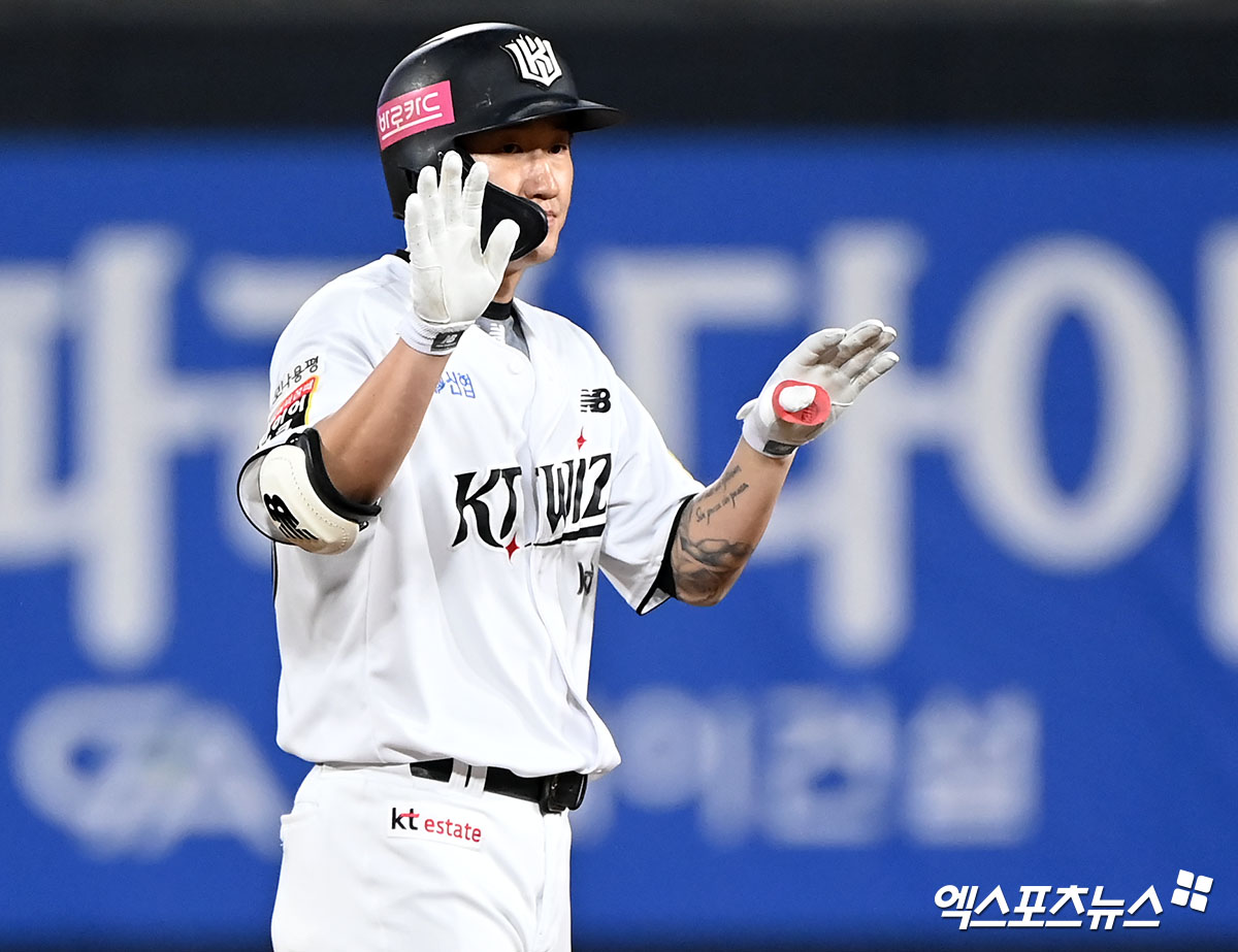 KT 위즈 외야수 김민혁이 지난해 정규시즌 경기에서 세리머니하고 있다. 엑스포츠뉴스 DB