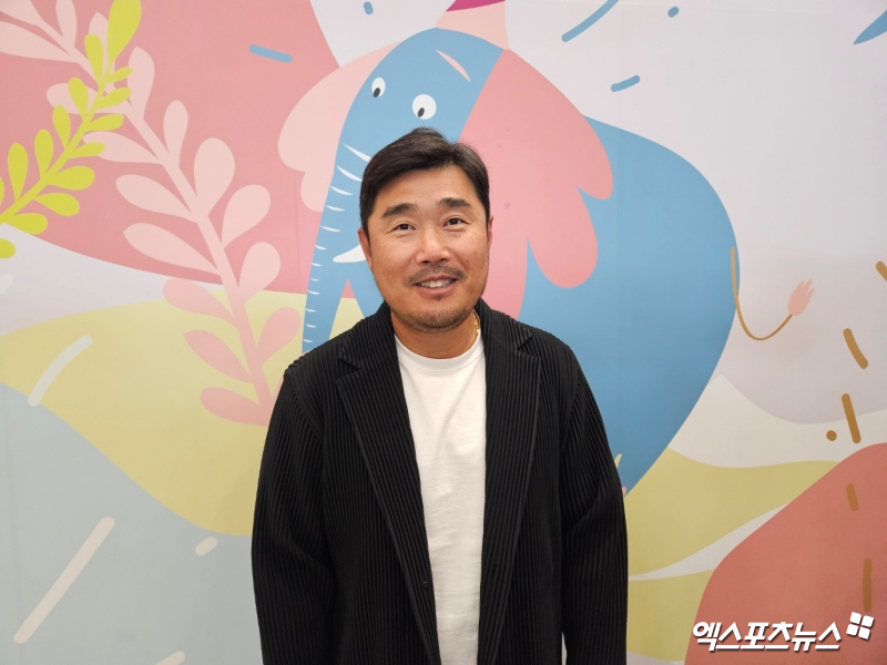 이호준 감독이 이끄는 NC 다이노스 선수단이 2차 대만 타이난 캠프를 마치고 5일 인천국제공항 제1여객터미널을 통해 귀국했다. 이호준 감독이 취재진과 인터뷰에 임하고 있다. 인천공항, 유준상 기자