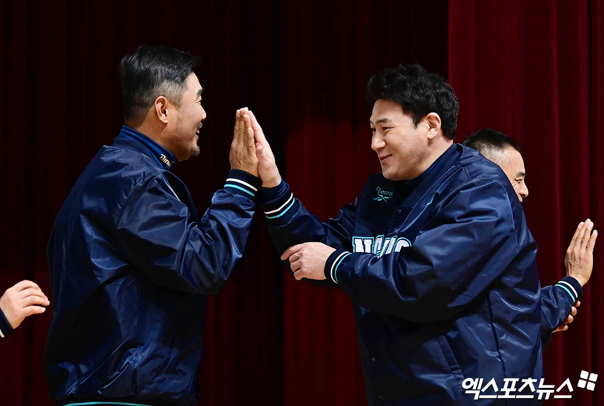 3일 오후 경상남도 창원시 마산종합운동장 올림픽기념관공연장에서 열린 '2025 NC 다이노스 신년회'에 참석한 NC 이호준 감독과 서재응 수석코치가 하이파이브를 하고 있다. 엑스포츠뉴스 DB