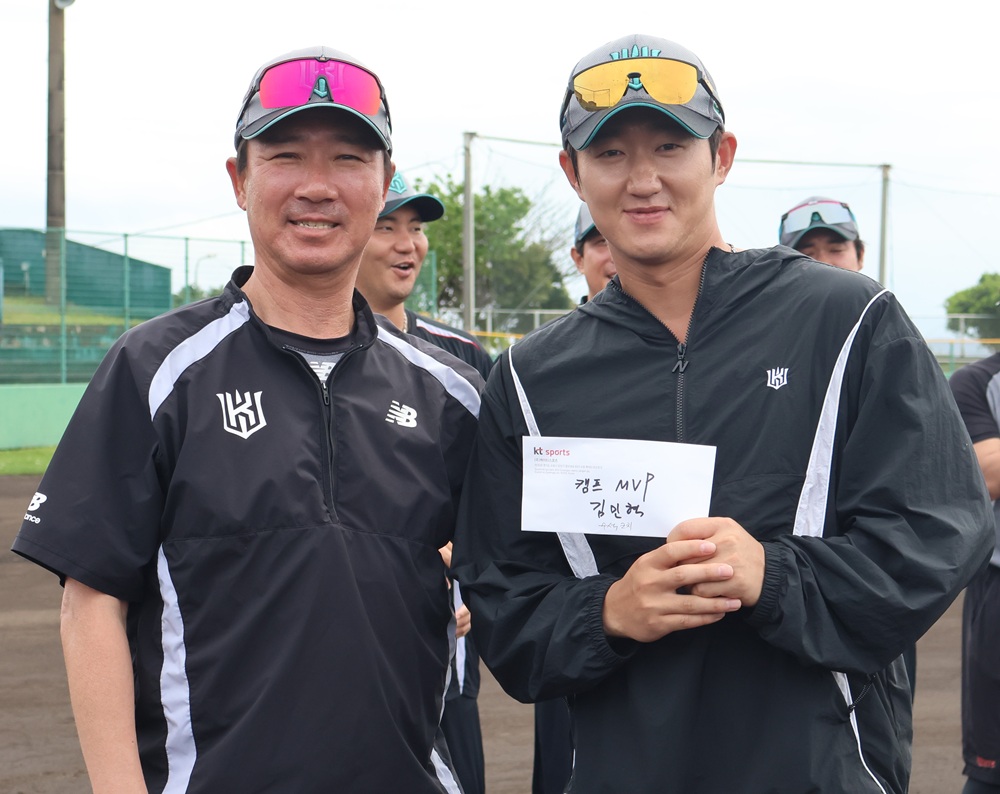 왼쪽부터 KT 위즈 김태한 수석코치와 외야수 김민혁. KT 위즈