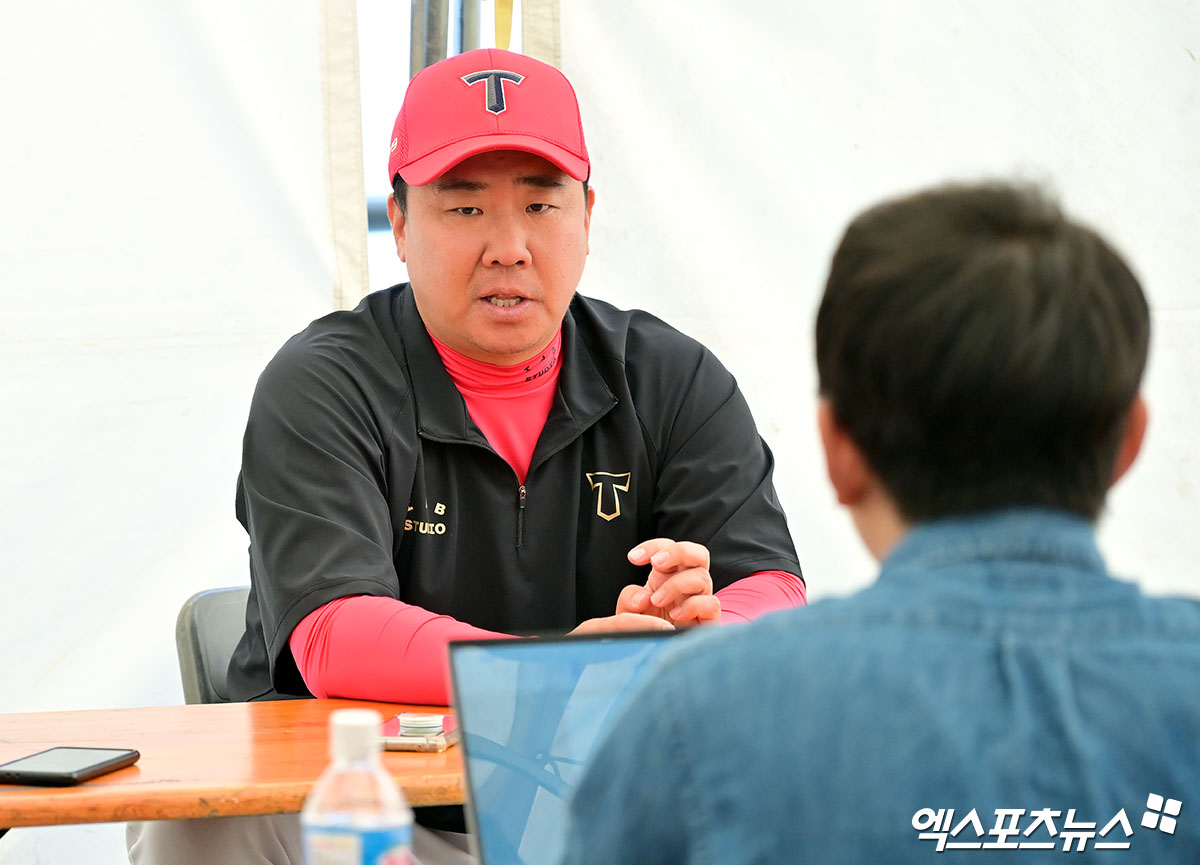 3일 오후 일본 오키나와 킨 구장에서 열리는 KT 위즈와 KIA 타이거즈의 연습경기, KIA 이범호 감독이 취재진과 대화를 나누고 있다. 엑스포츠뉴스 DB