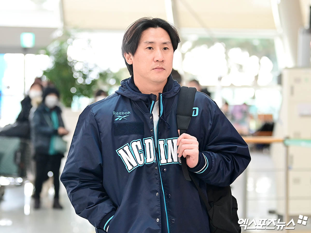 NC 다이노스 선수단이 스프링캠프를 위해 30일 오전 인천국제공항을 통해 미국으로 출국했다.  NC 이용찬이 출국장으로 향하고 있다. 엑스포츠뉴스 DB