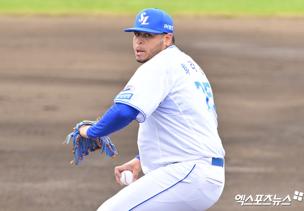 삼성 라이온즈 선발투수 아리엘 후라도가 일본 오키나와 스프링캠프 연습경기에 등판해 투구하고 있다. 엑스포츠뉴스 DB