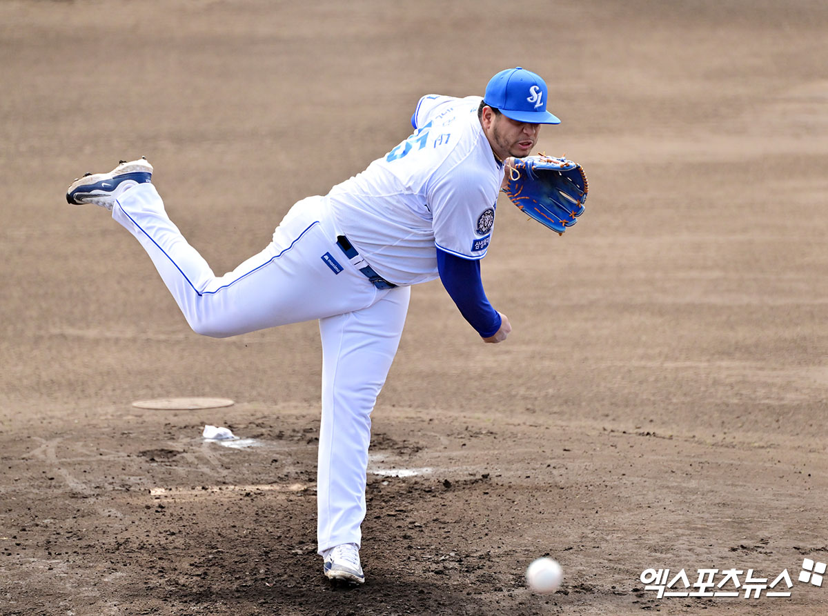 삼성 라이온즈 선발투수 아리엘 후라도가 일본 오키나와 스프링캠프 연습경기에 등판해 투구하고 있다. 엑스포츠뉴스 DB