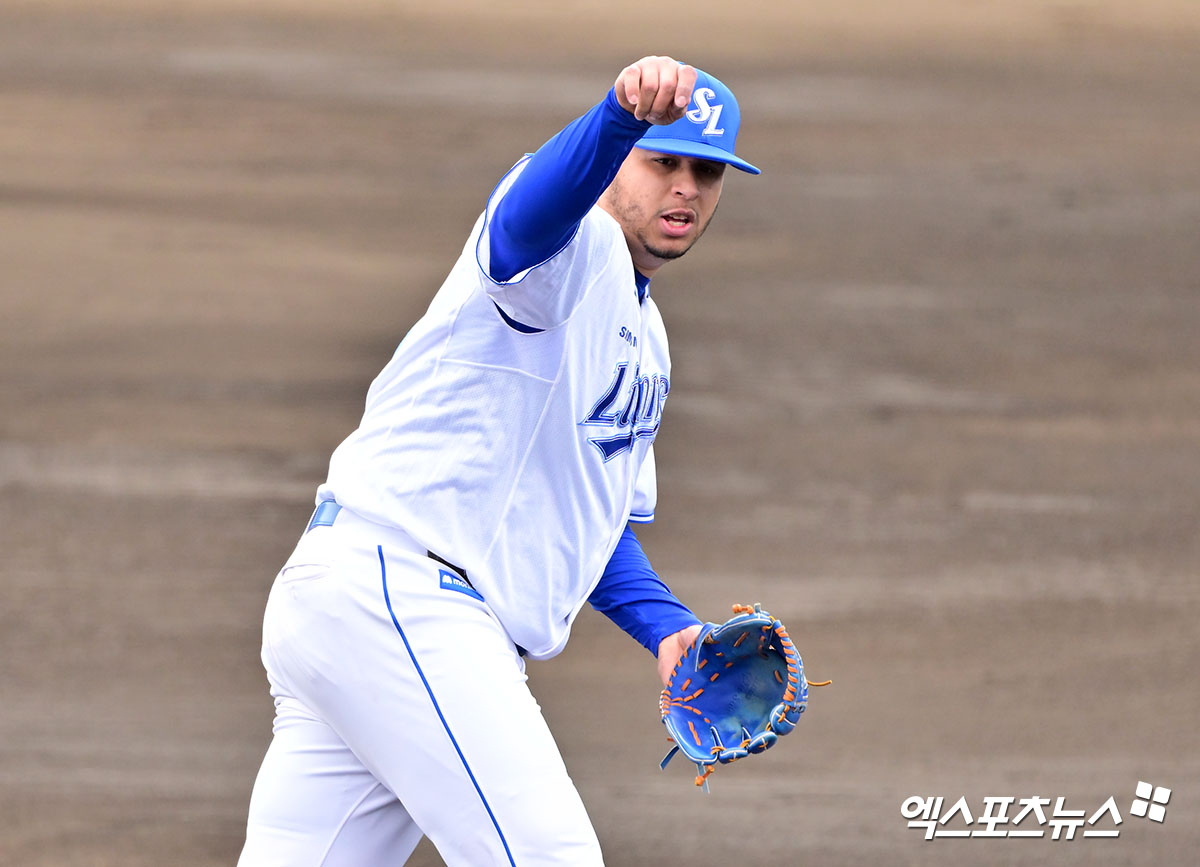 삼성 라이온즈 선발투수 아리엘 후라도가 일본 오키나와 스프링캠프 연습경기에 등판해 투구하고 있다. 엑스포츠뉴스 DB