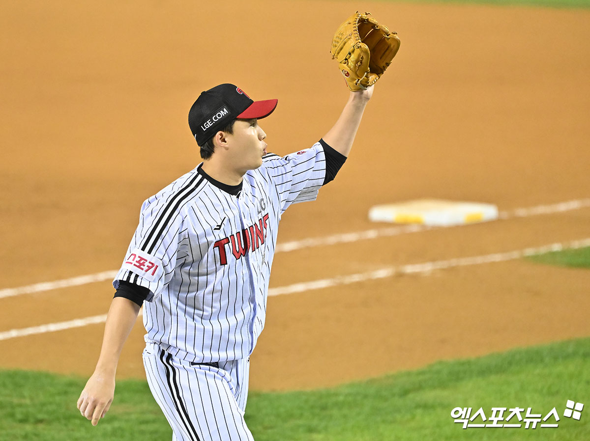 LG 트윈스 선발투수 임찬규가 지난해 포스트시즌 경기에서 호투한 뒤 세리머니하고 있다. 엑스포츠뉴스 DB
