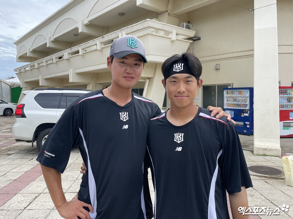 왼쪽부터 KT 위즈 윤준혁과 유준규. 일본 오키나와 스프링캠프 시상식에서 각각 수상에 성공한 뒤 기념촬영 중이다. 최원영 기자