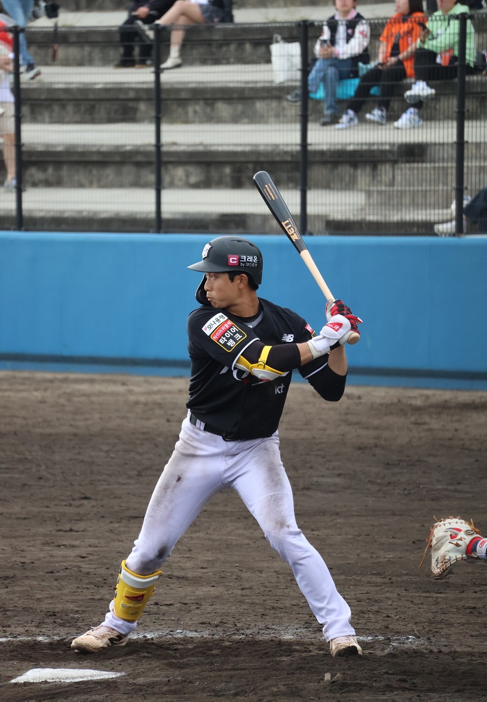 KT 위즈 유준규가 일본 오키나와 스프링캠프 연습경기에서 타격하고 있다. KT 위즈