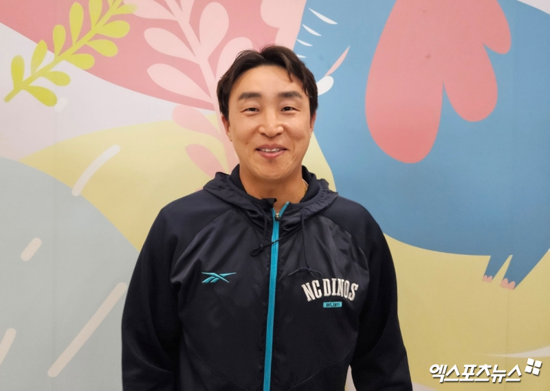 이호준 감독이 이끄는 NC 다이노스 선수단이 2차 대만 타이난 캠프를 마치고 5일 인천국제공항 제1여객터미널을 통해 귀국했다. 외야수 손아섭이 취재진과 인터뷰에 임하고 있다. 인천공항, 유준상 기자