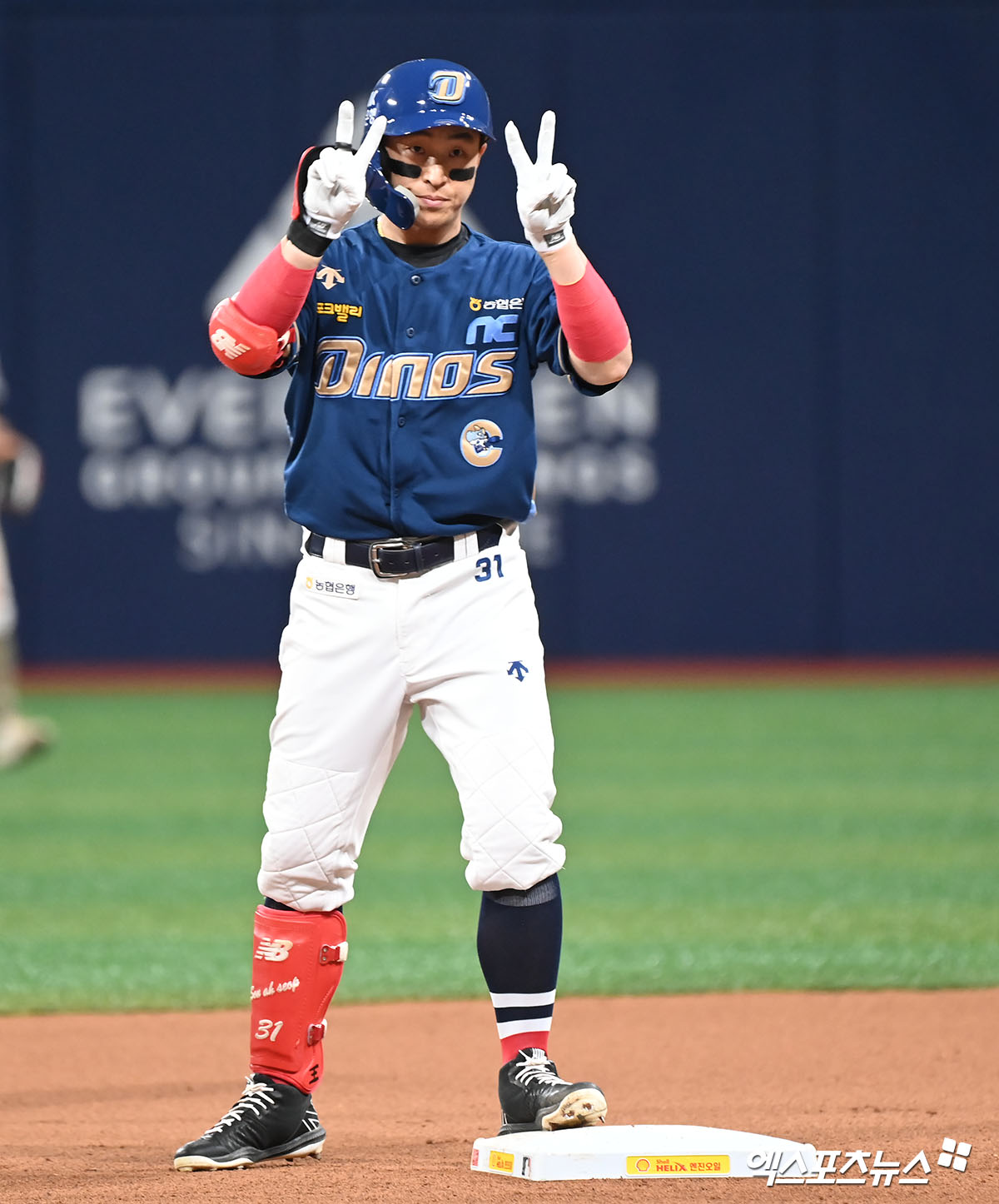 26일 오후 서울 구로구 고척스카이돔에서 열린 '2024 신한 SOL Bank KBO리그' NC 다이노스와 키움 히어로즈의 경기, 8회초 2사 2루 NC 손아섭이 2루타를 날린 후 세리머니를 하고 있다. 엑스포츠뉴스 DB