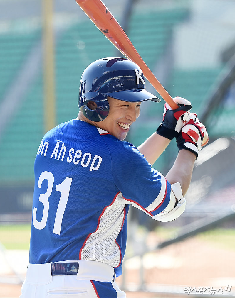 '2018 자카르타-팔렘방 아시안게임'에 출전하는 야구 국가대표팀이 22일 오후 서울 송파구 잠실야구장에서 공식 훈련을 가졌다. 손아섭이 타격 훈련에 임하고 있다. 엑스포츠뉴스 DB