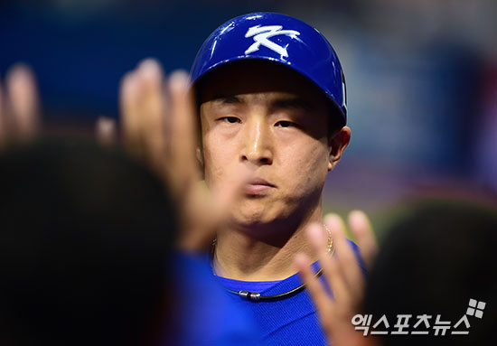 9일 오후 서울 구로구 고척스카이돔에서 열린 '2017 월드베이스볼클래식(WBC) 서울라운드 대한민국과 대만의 경기, 4회초 1사 2,3루 대한민국 손아섭이 1타점 희생플라이를 날린 후 더그아웃에서 하이파이브를 하고 있다. 엑스포츠뉴스 DB