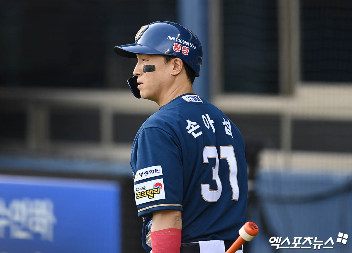 20일 오후 서울 송파구 잠실야구장에서 열린 '2024 신한 SOL Bank KBO리그' NC 다이노스와 두산 베어스의 경기, 1회초 1사 NC 손아섭이 타석으로 향하고 있다. 엑스포츠뉴스 DB
