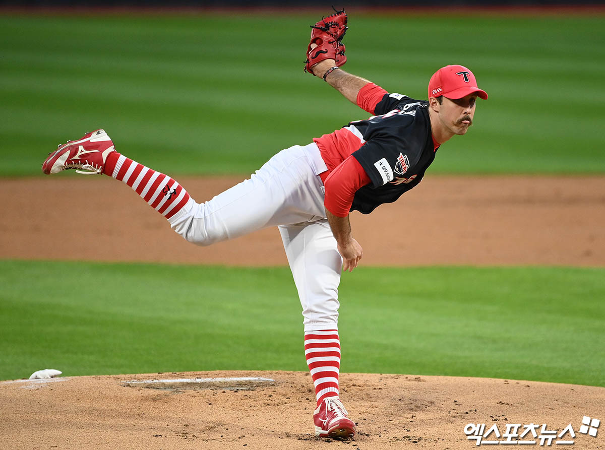 8일 오후 수원케이티위즈파크에서 열린 '2021 신한은행 SOL KBO리그' KIA 타이거즈와 KT 위즈의 경기, 1회말 KIA 선발투수 멩덴이 역투하고 있다. 엑스포츠뉴스 DB