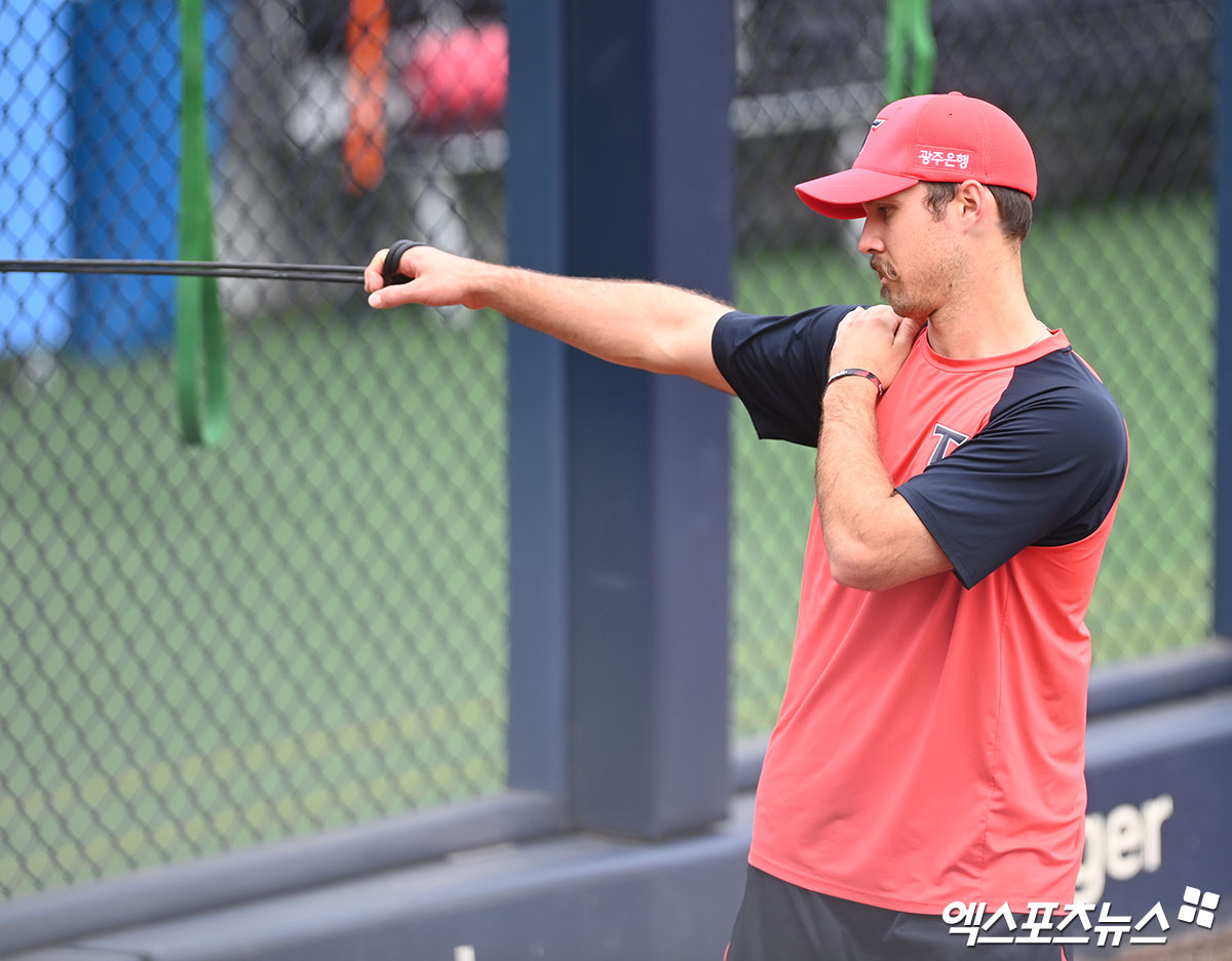 25일 오후 광주-기아 챔피언스필드에서 열리는 '2021 신한은행 SOL KBO리그' SSG 랜더스와 KIA 타이거즈의 경기, KIA 멩덴이 훈련에 임하고 있다. 엑스포츠뉴스 DB