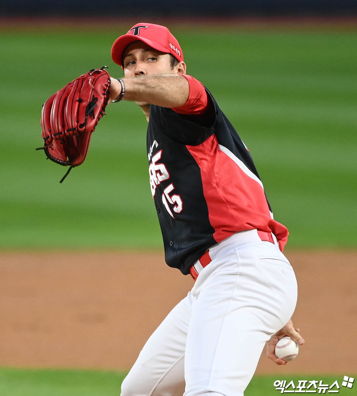  8일 오후 수원케이티위즈파크에서 열린 '2021 신한은행 SOL KBO리그' KIA 타이거즈와 KT 위즈의 경기, 1회말 KIA 선발투수 멩덴이 역투하고 있다. 엑스포츠뉴스 DB