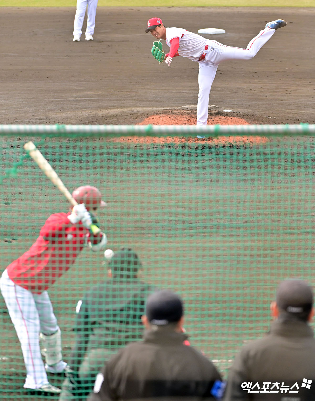 24일 오전 일본 오키나와 고친다 구장에서 진행된 SSG 랜더스 스프링캠프, SSG 김광현이 라이브 피칭을 하고 있다. 엑스포츠뉴스 DB