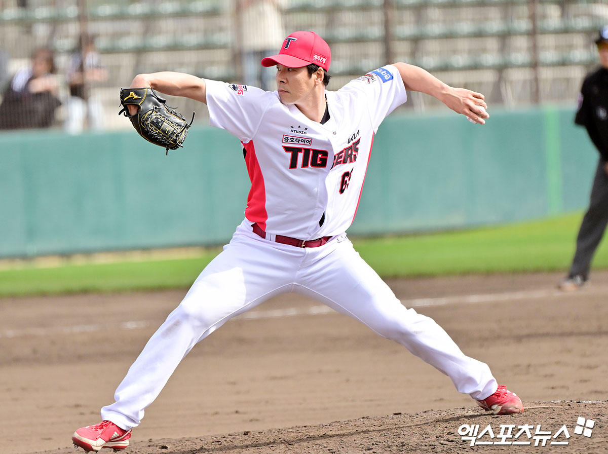 27일 오후 일본 오키나와 킨 구장에서 열린 LG 트윈스와 KIA 타이거즈의 연습경기, 7회초 무사 만루 KIA 김대유가 공을 힘차게 던지고 있다. 엑스포츠뉴스 DB