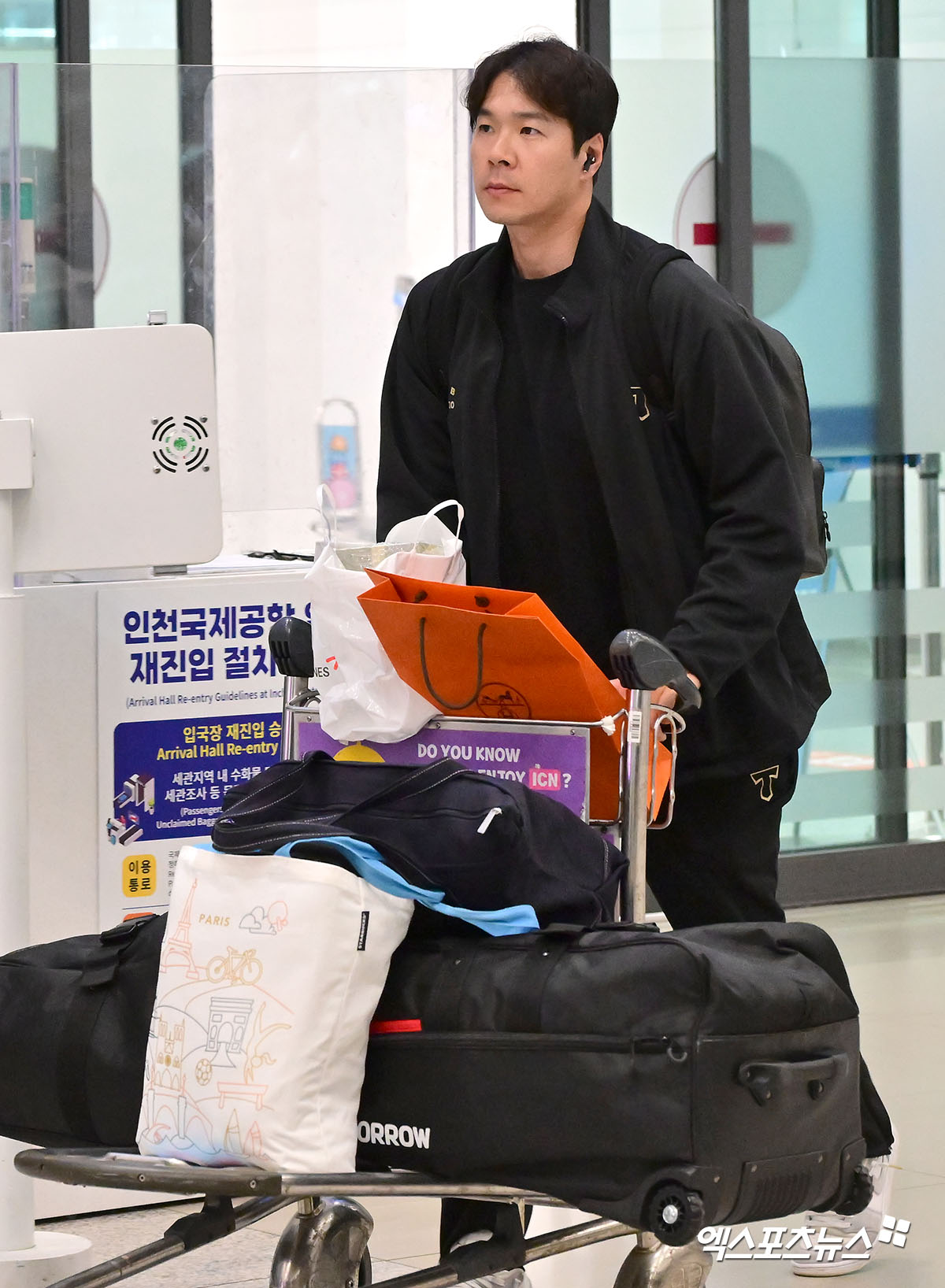 KIA 타이거즈 선수단이 미국 캘리포니아주 어바인 그레이트 파크 베이스볼 컴플렉스에서 진행한 1차 스프링캠프를 마치고 19일 오후 인천국제공항을 통해 귀국했다.  입국장을 빠져나오는 KIA 김대유. 엑스포츠뉴스 DB