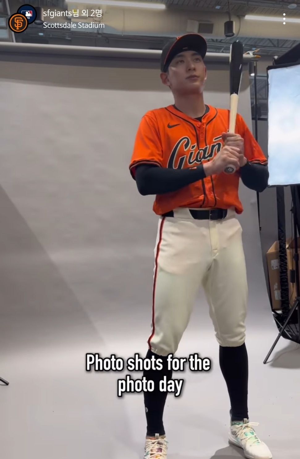 샌프란시스코 자이언츠가 6일 구단 공식 SNS를 통해 팀의 주전 외야수인 이정후의 하루 일상을 담은 영상을 공개했다. 이정후의 출근 장면부터 웨이트 트레이닝, 필드 훈련을 촬영했으며, 이정후가 한국어로 자신의 일상을 소개했다. 샌프란시스코 구단 공식 SNS