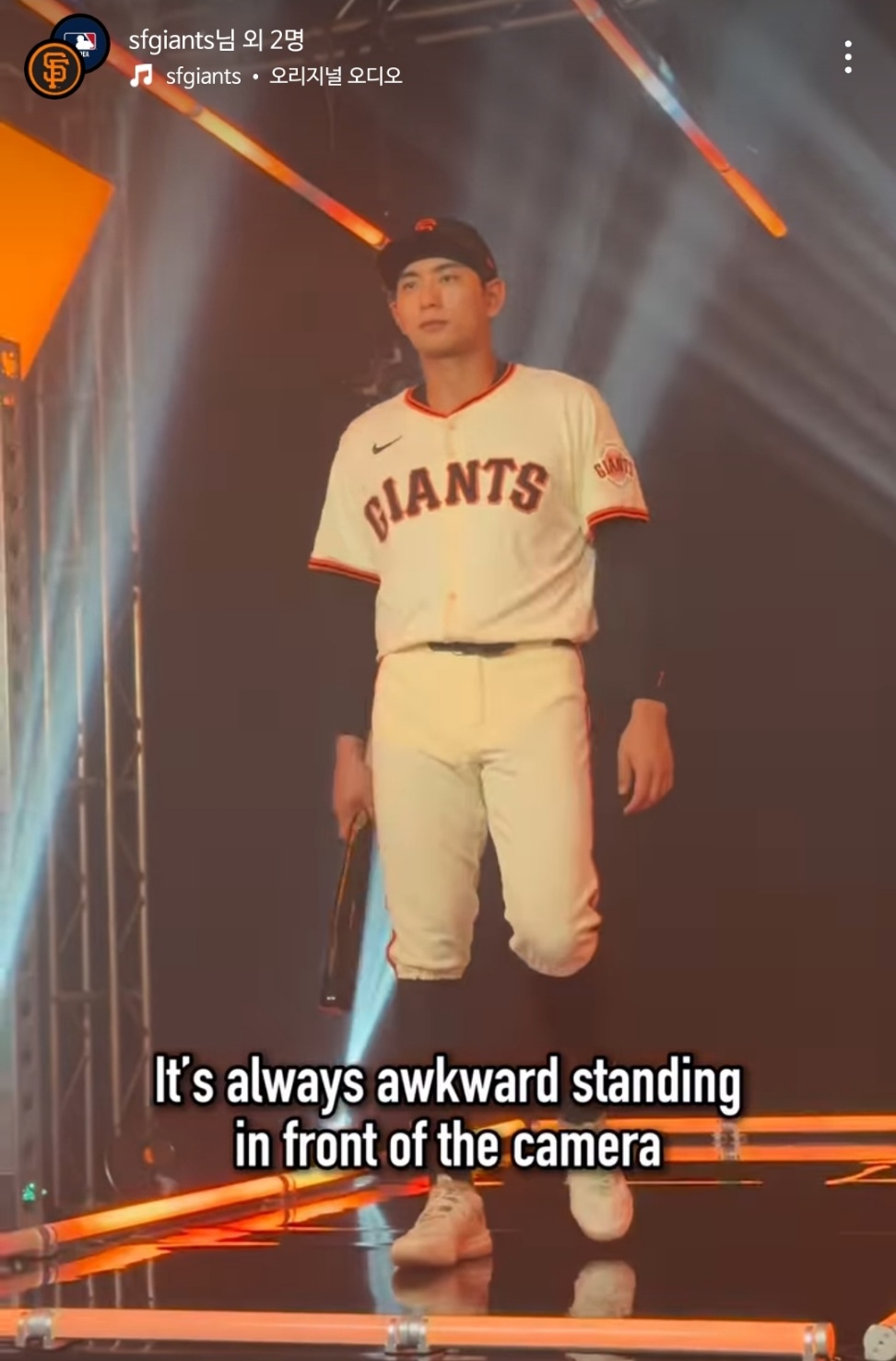 샌프란시스코 자이언츠가 6일 구단 공식 SNS를 통해 팀의 주전 외야수인 이정후의 하루 일상을 담은 영상을 공개했다. 이정후의 출근 장면부터 웨이트 트레이닝, 필드 훈련을 촬영했으며, 이정후가 한국어로 자신의 일상을 소개했다. 샌프란시스코 구단 공식 SNS