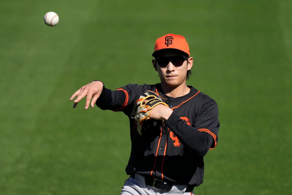 샌프란시스코 자이언츠가 6일 구단 공식 SNS를 통해 팀의 주전 외야수인 이정후의 하루 일상을 담은 영상을 공개했다. 이정후의 출근 장면부터 웨이트 트레이닝, 필드 훈련을 촬영했으며, 이정후가 한국어로 자신의 일상을 소개했다. AP 연합뉴스