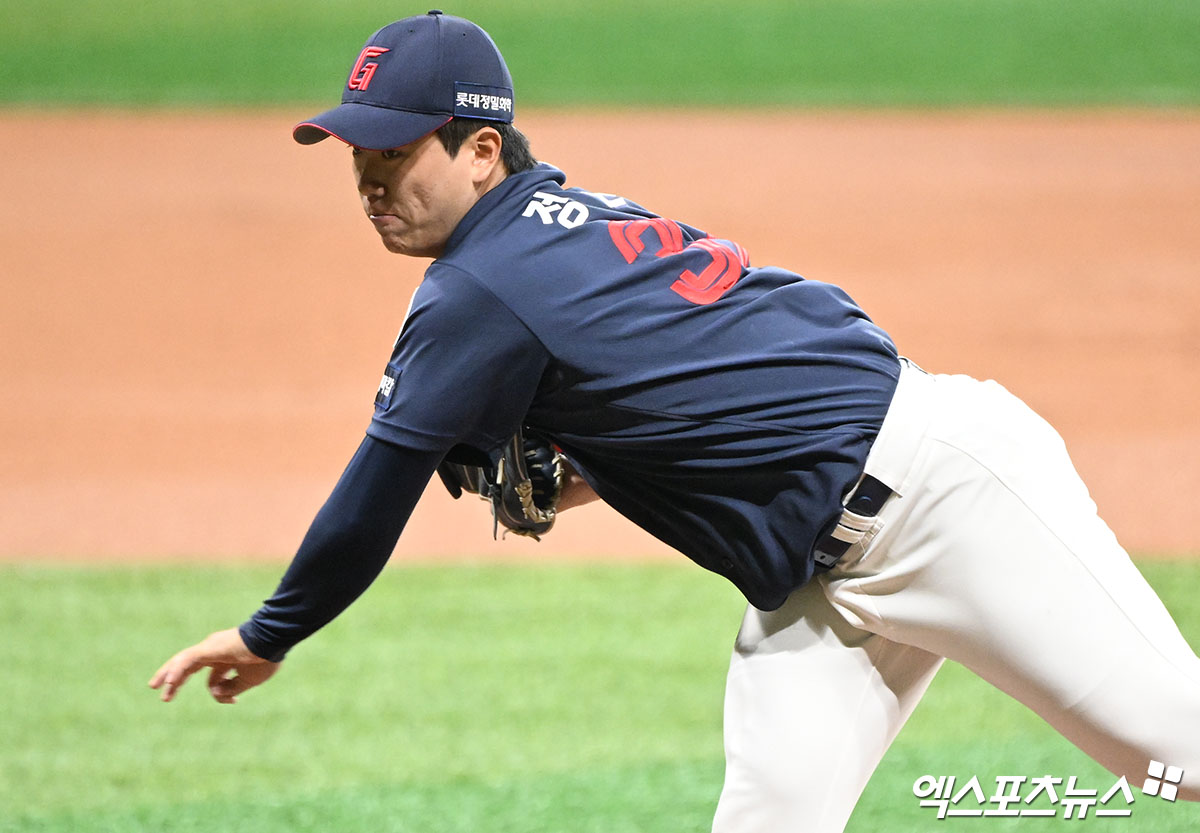30일 오후 서울 구로구 고척스카이돔에서 열린 '2024 신한 SOL Bank KBO리그' 롯데 자이언츠와 키움 히어로즈의 경기, 1회말 롯데 선발투수 정현수가 공을 힘차게 던지고 있다. 엑스포츠뉴스 DB