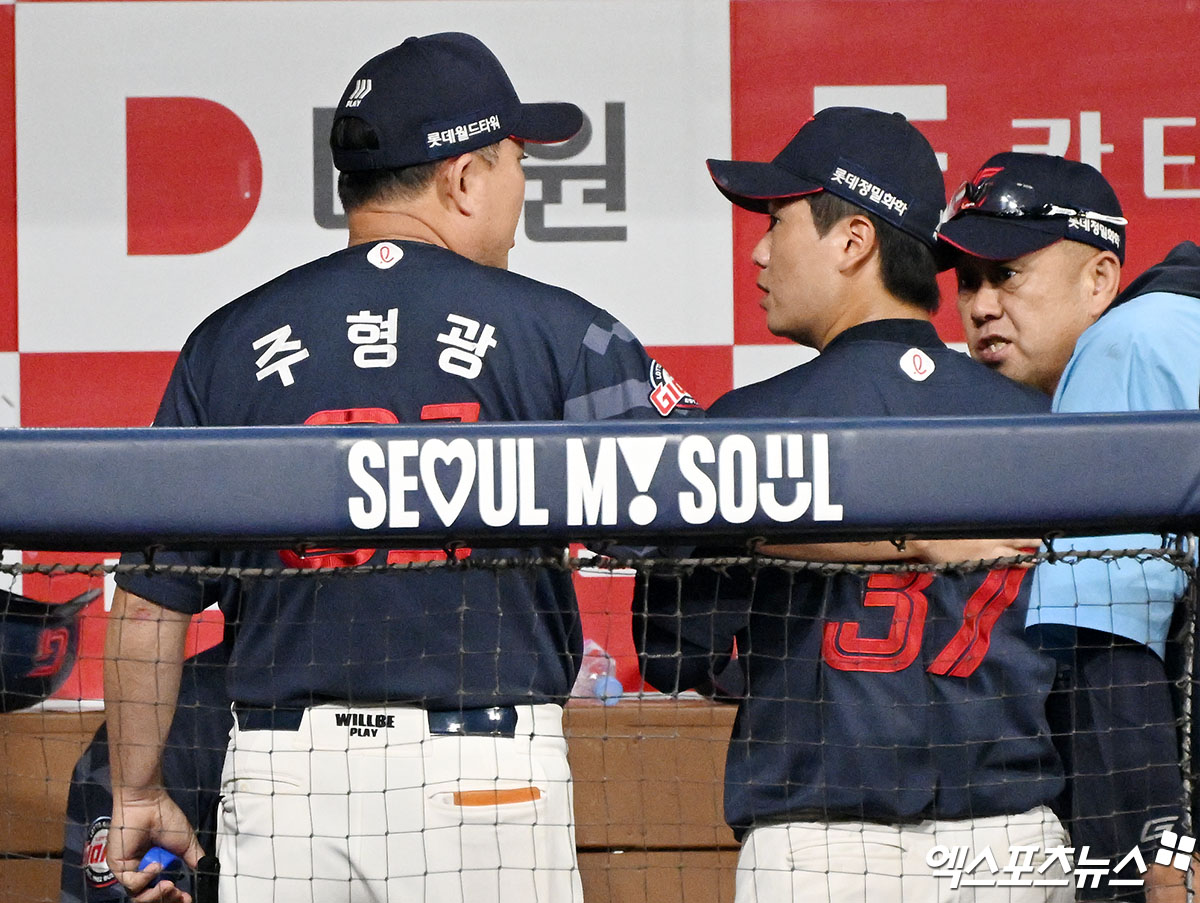 30일 오후 서울 구로구 고척스카이돔에서 열린 '2024 신한 SOL Bank KBO리그' 롯데 자이언츠와 키움 히어로즈의 경기, 5회말 수비를 마친 롯데 선발투수 정현수가 주현광 코치의 격려를 받고 있다. 엑스포츠뉴스 DB