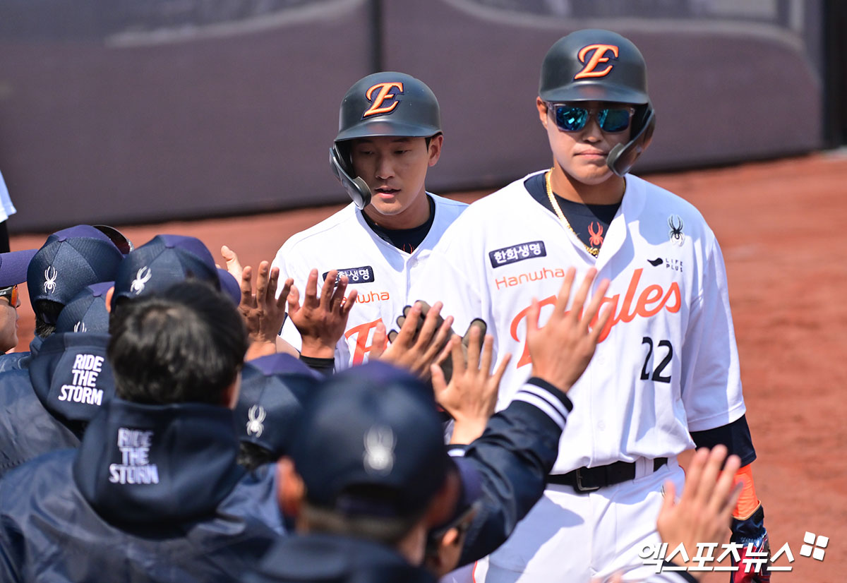 6일 오후 대전 한화생명 볼파크에서 열린 한화 청백전 경기, 한화 황영묵과 채은성이 득점에 성공한 후 하이파이브를 하고 있다. 대전, 김한준 기자