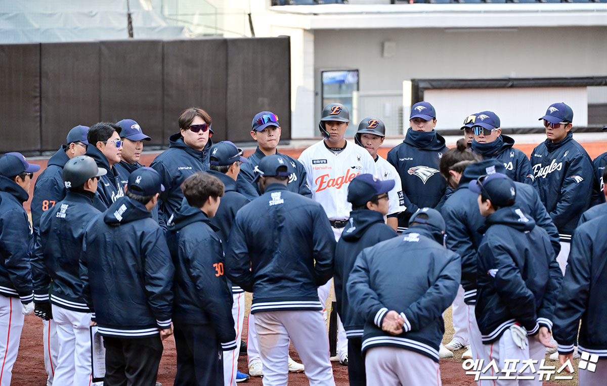 6일 오후 대전 한화생명 볼파크에서 열린 한화 청백전 경기, 경기종료 후 한화 선수단이 미팅을 갖고 있다. 대전, 김한준 기자
