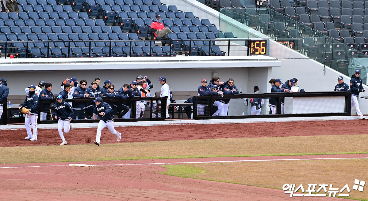 6일 오후 대전 한화생명 볼파크에서 열린 한화 청백전 경기, 더그아웃 위에 피치클락이 설치되어 있다. 대전, 김한준 기자