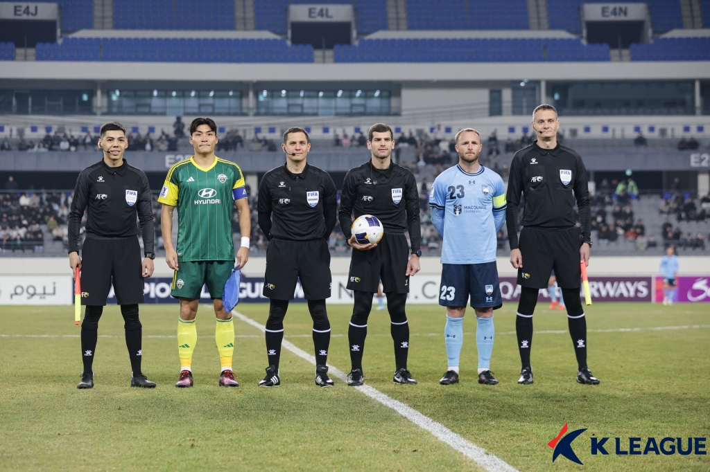 전북이 6일 용인미르스타디움에서 열린 시드니FC(호주)와의 2024-2025시즌 아시아축구연맹(AFC) 챔피언스리그2(ACLT) 8강 1차전에서 0-2 완패했다. 한국프로축구연맹