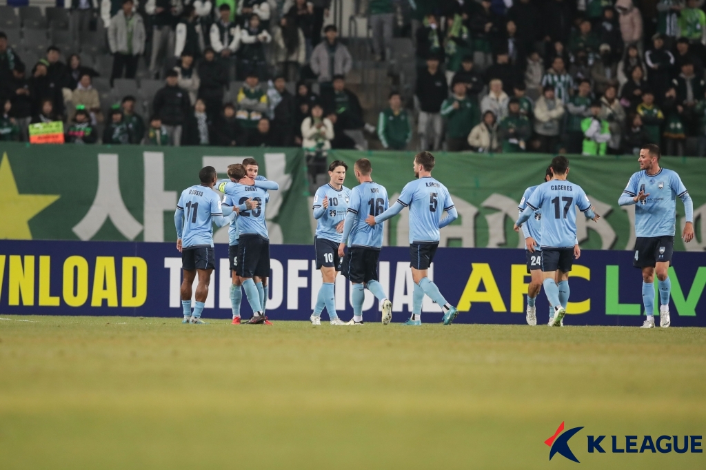 전북이 6일 용인미르스타디움에서 열린 시드니FC(호주)와의 2024-2025시즌 아시아축구연맹(AFC) 챔피언스리그2(ACLT) 8강 1차전에서 0-2 완패했다. 한국프로축구연맹