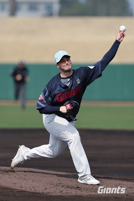 롯데 자이언츠 투수 터커 데이비슨이 미야자키 구춘대회 경기에 등판해 투구하고 있다. 롯데 자이언츠