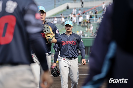 롯데 자이언츠 투수 터커 데이비슨이 미야자키 구춘대회 경기에 등판해 투구하고 있다. 롯데 자이언츠