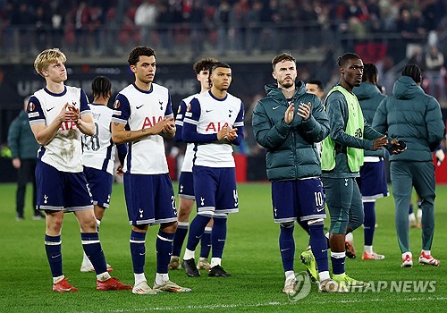 안지 포스테코글루 감독이 이끄는 토트넘은 7일(한국시간) 네덜란드 알크마르에 위치한 AFAS 스타디온에서 열린 알크마르(네덜란드)와의 2024-25시즌 유럽축구연맹(UEFA) 유로파리그 16강 1차전 원정 경기에서 전반 18분경 나온 루카스 베리발의 자책골로 인해 0-1 패했다. 토트넘은 이번 대회에서 맨체스터 유나이티드와 함께 가장 강력한 우승후보로 꼽혔으나 연봉에서만 10분의1에 불과한 알크마르에 패하면서 16강 탈락 위기에 몰렸다. 연합뉴스