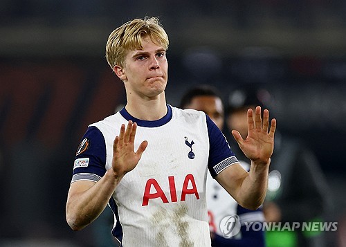 안지 포스테코글루 감독이 이끄는 토트넘은 7일(한국시간) 네덜란드 알크마르에 위치한 AFAS 스타디온에서 열린 알크마르(네덜란드)와의 2024-25시즌 유럽축구연맹(UEFA) 유로파리그 16강 1차전 원정 경기에서 전반 18분경 나온 루카스 베리발의 자책골로 인해 0-1 패했다. 토트넘은 이번 대회에서 맨체스터 유나이티드와 함께 가장 강력한 우승후보로 꼽혔으나 연봉에서만 10분의1에 불과한 알크마르에 패하면서 16강 탈락 위기에 몰렸다. 연합뉴스