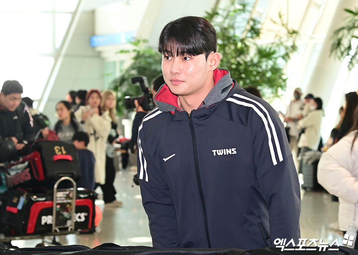 LG 트윈스 선수단이 스프링캠프를 위해 23일 오전 인천국제공항을 통해 미국으로 출국했다.  LG 김영우가 출국장으로 향하고 있다. 엑스포츠뉴스 DB