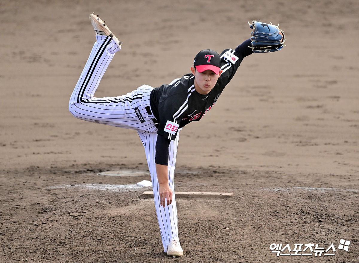 27일 오후 일본 오키나와 킨 구장에서 열린 LG 트윈스와 KIA 타이거즈의 연습경기, 9회말 LG 김영우가 공을 힘차게 던지고 있다. 엑스포츠뉴스 DB