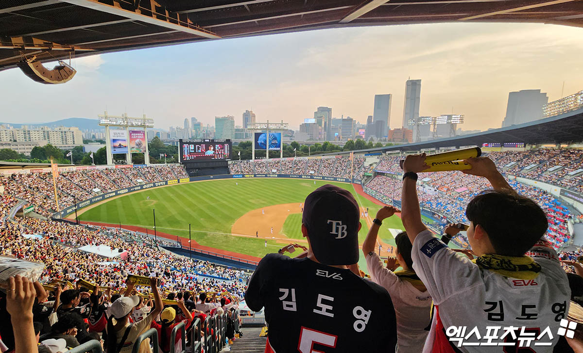 18일 오후 서울 송파구 잠실야구장에서 열린 '2024 신한 SOL Bank KBO리그' KIA 타이거즈와 LG 트윈스의 경기가 매진되며 KBO 역대 최다 관중 신기록을 세웠다. 엑스포츠뉴스 DB