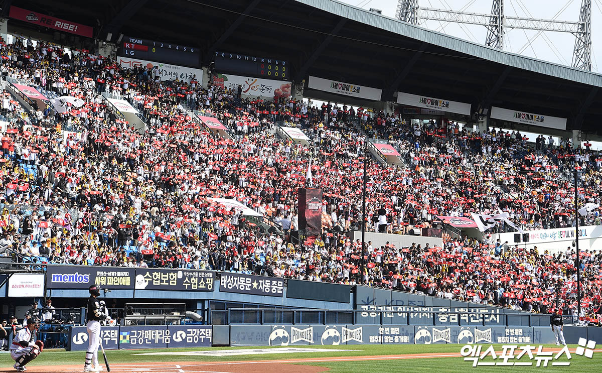 5일 오후 서울 송파구 잠실야구장에서 열린 '2024 신한 SOL Bank KBO 포스트시즌' KT 위즈와 LG 트윈스의 준플레이오프 1차전 경기가 매진된 가운데 3루의 KT 팬들이 열띤 응원을 펼치고 있다. 엑스포츠뉴스 DB