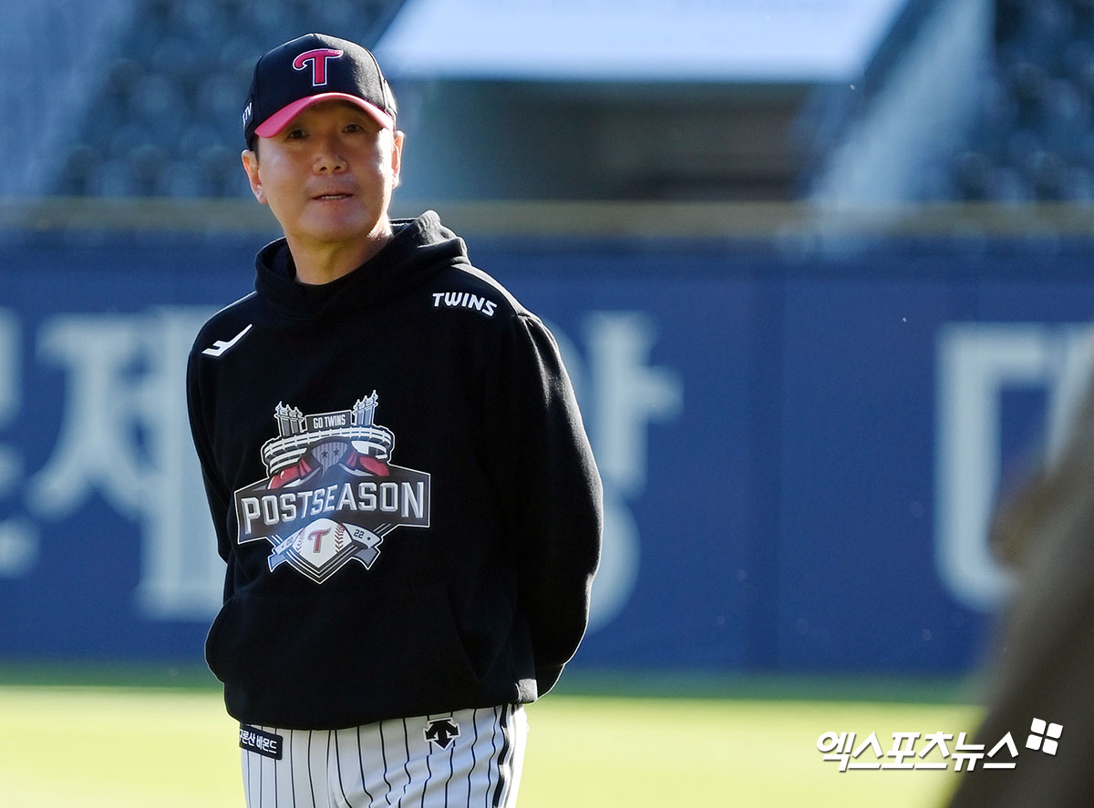 25일 오후 서울 송파구 잠실야구장에서 열리는 ’2022 신한은행 SOL KBO 포스트시즌’ 키움 히어로즈와 LG 트윈스의 플레이오프 2차전 경기, LG 류지현 감독이 그라운드를 걷고 있다. 엑스포츠뉴스 DB