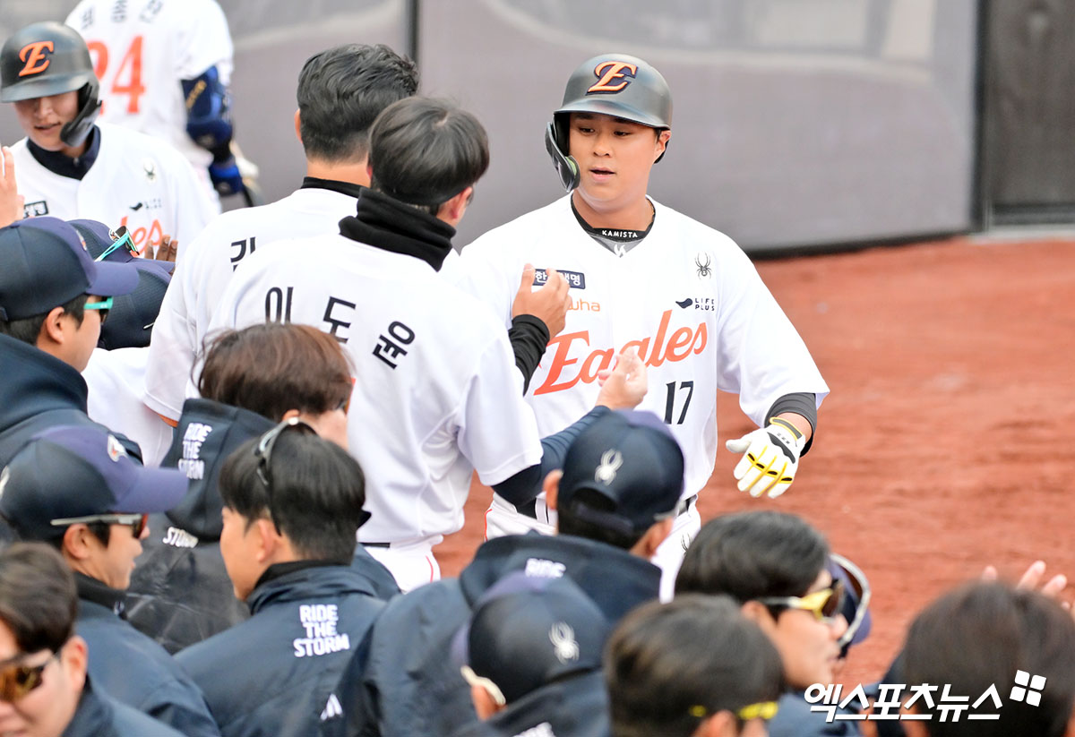 6일 오후 대전 한화생명 볼파크에서 열린 한화 청백전 경기, 한화 권광민이 만루 홈런을 날린 후 하이파이브를 하고 있다. 대전, 김한준 기자