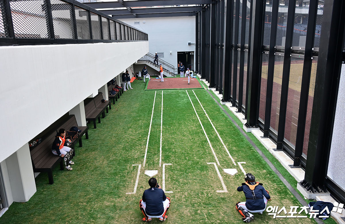 6일 오후 대전 한화생명 볼파크에서 열린 한화 청백전 경기, 몬스터월 뒤로 보이는 복층 불펜의 모습. 대전, 김한준 기자