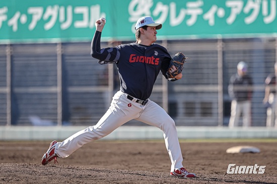 롯데 자이언츠 투수 김원중이 일본 미야자키 캠프 실전 경기 등판을 소화하고 있다. 롯데 자이언츠