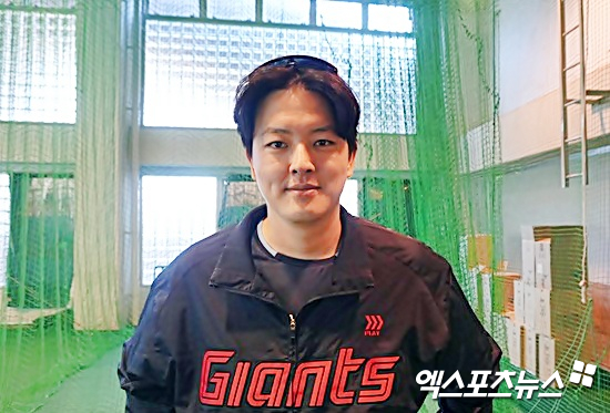 롯데 자이언츠 투수 김원중이 미야자키 스프링캠프에서 인터뷰에 응하고 있다. 미야자키, 김근한 기자