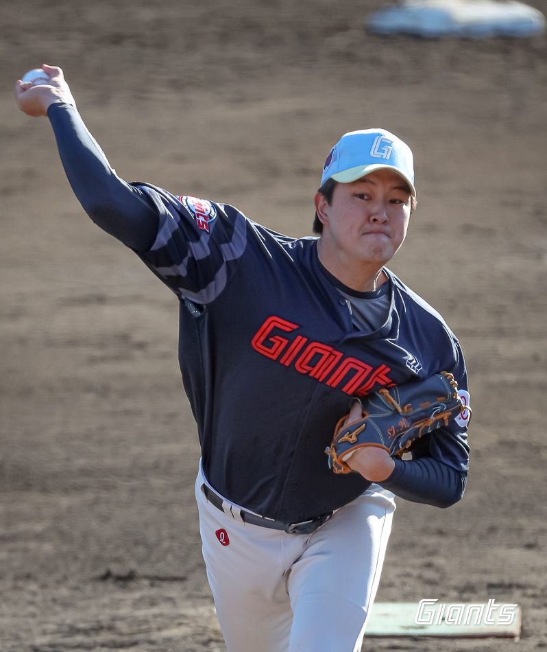 롯데 자이언츠 투수 김원중이 일본 미야자키 스프링캠프 연습경기 마운드에 올라 투구하고 있다. 롯데 자이언츠
