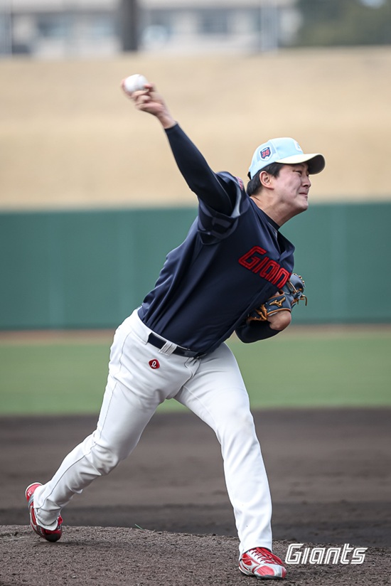 롯데 자이언츠 투수 김원중이 일본 미야자키 스프링캠프 연습경기 마운드에 올라 투구하고 있다. 롯데 자이언츠